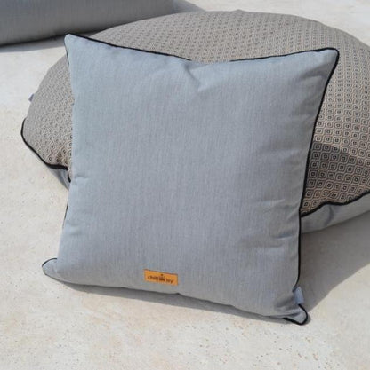 Kissen Sunbrella Komo Raffia Grau Melange  Für die Verwendung: Indoor und Outdoor  Bohemian Style Kissen für den Außen- und Innenbereich in der natürlichen Farbkombination Beige, Taupe, Weiß, Schwarz und Grau Melange.