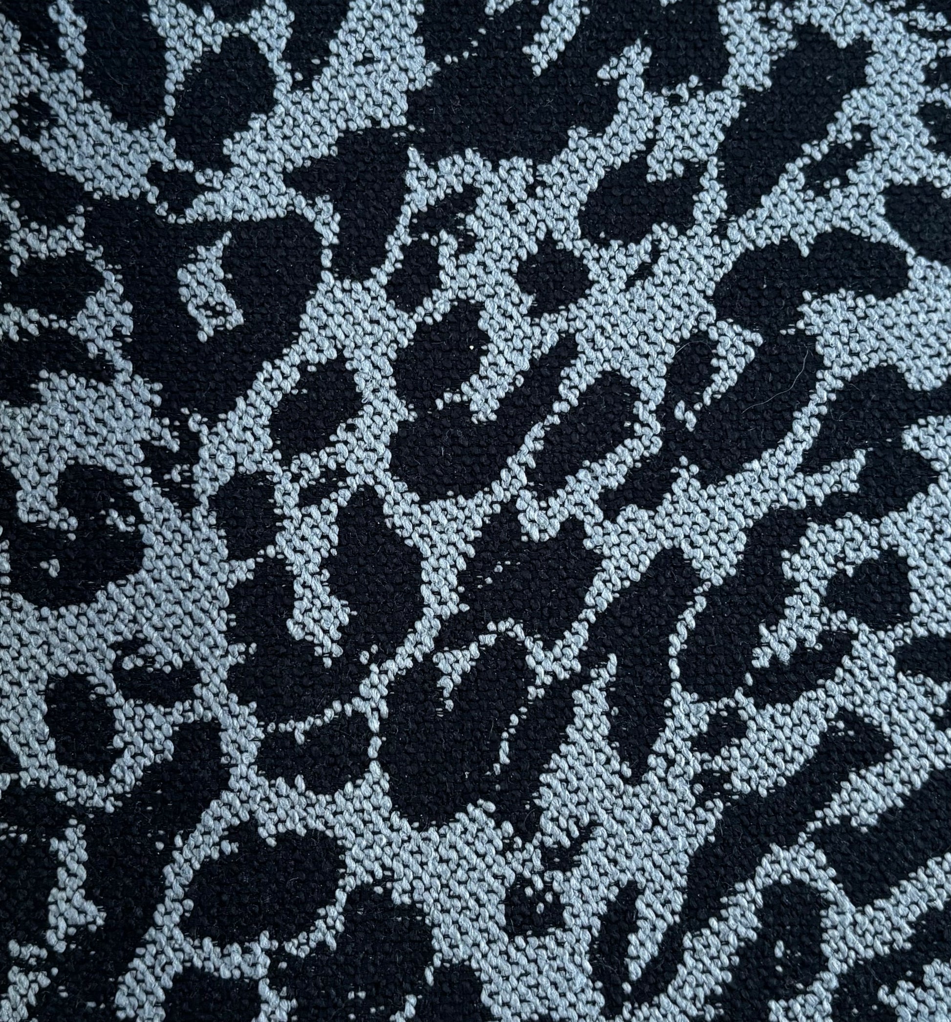 Stoffmuster Jacquard vom Kissen im Leo Design Schwarz/Grau von chillisy Chill'in 