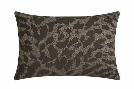 Dekokissen Leo Deisgn in Schwarz/Taupe Jacquard Design von chillisy hergestellt in Deutschland.