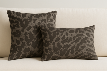 Dekokissen Leo Deisgn in Schwarz/Taupe Jacquard Design von chillisy hergestellt in Deutschland.