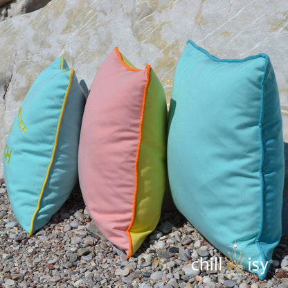 Outdoor Kissen: 1. Kissen LIFE IST BETTER AT THE BEACH in der Farbe Mint mit Limone, 2. Kissen HAPPY CUSHIONS in Rosa, Orange, Gelb, 3. Kissen HAPPY CUSHIONS n Mint mit Türkis.