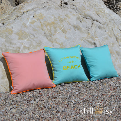 Outdoor Kissen: 1. Kissen LIFE IST BETTER AT THE BEACH in der Farbe Mint mit Limone, 2. Kissen HAPPY CUSHIONS in Rosa, Orange, Gelb, 3. Kissen HAPPY CUSHIONS n Mint mit Türkis.