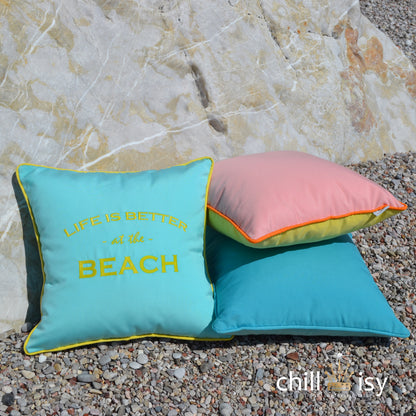 Outdoor Kissen: 1. Kissen LIFE IST BETTER AT THE BEACH in der Farbe Mint mit Limone, 2. Kissen HAPPY CUSHIONS in Rosa, Orange, Gelb, 3. Kissen HAPPY CUSHIONS n Mint mit Türkis.