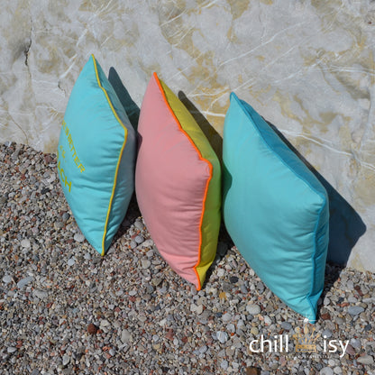 Outdoor Kissen: 1. Kissen LIFE IST BETTER AT THE BEACH in der Farbe Mint mit Limone, 2. Kissen HAPPY CUSHIONS in Rosa, Orange, Gelb, 3. Kissen HAPPY CUSHIONS n Mint mit Türkis.