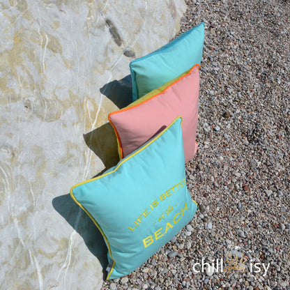 Outdoor Kissen: 1. Kissen LIFE IST BETTER AT THE BEACH in der Farbe Mint mit Limone, 2. Kissen HAPPY CUSHIONS in Rosa, Orange, Gelb, 3. Kissen HAPPY CUSHIONS n Mint mit Türkis.