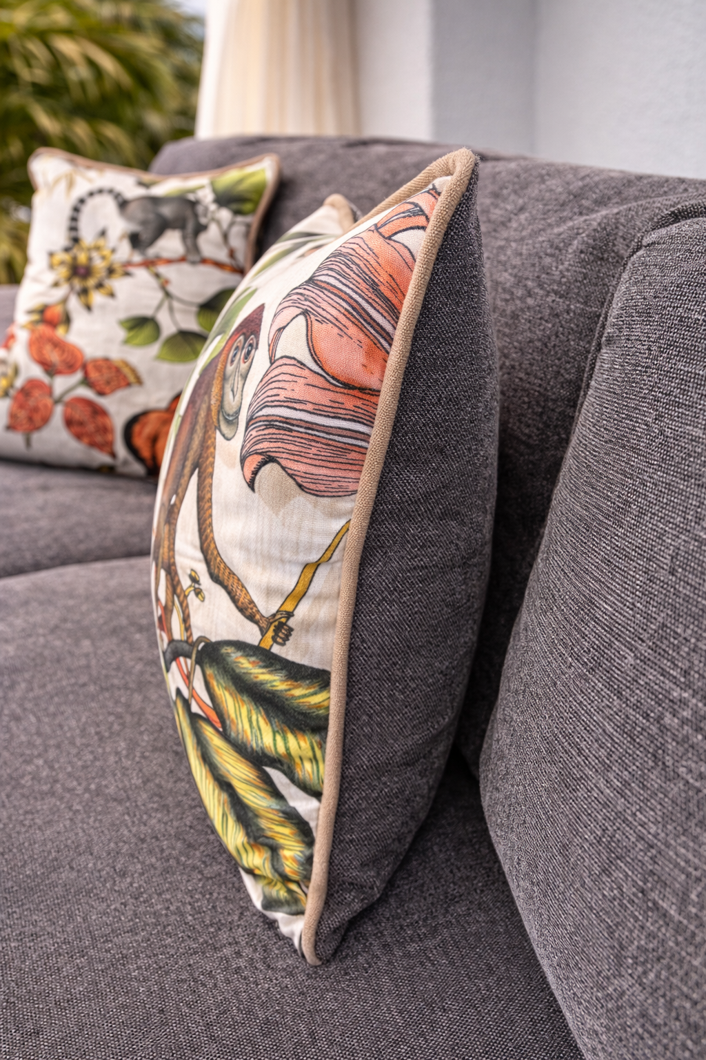 Exklusive Outdoor Kissen mit großem Dschungel Print für Terrasse Balkon und Yacht