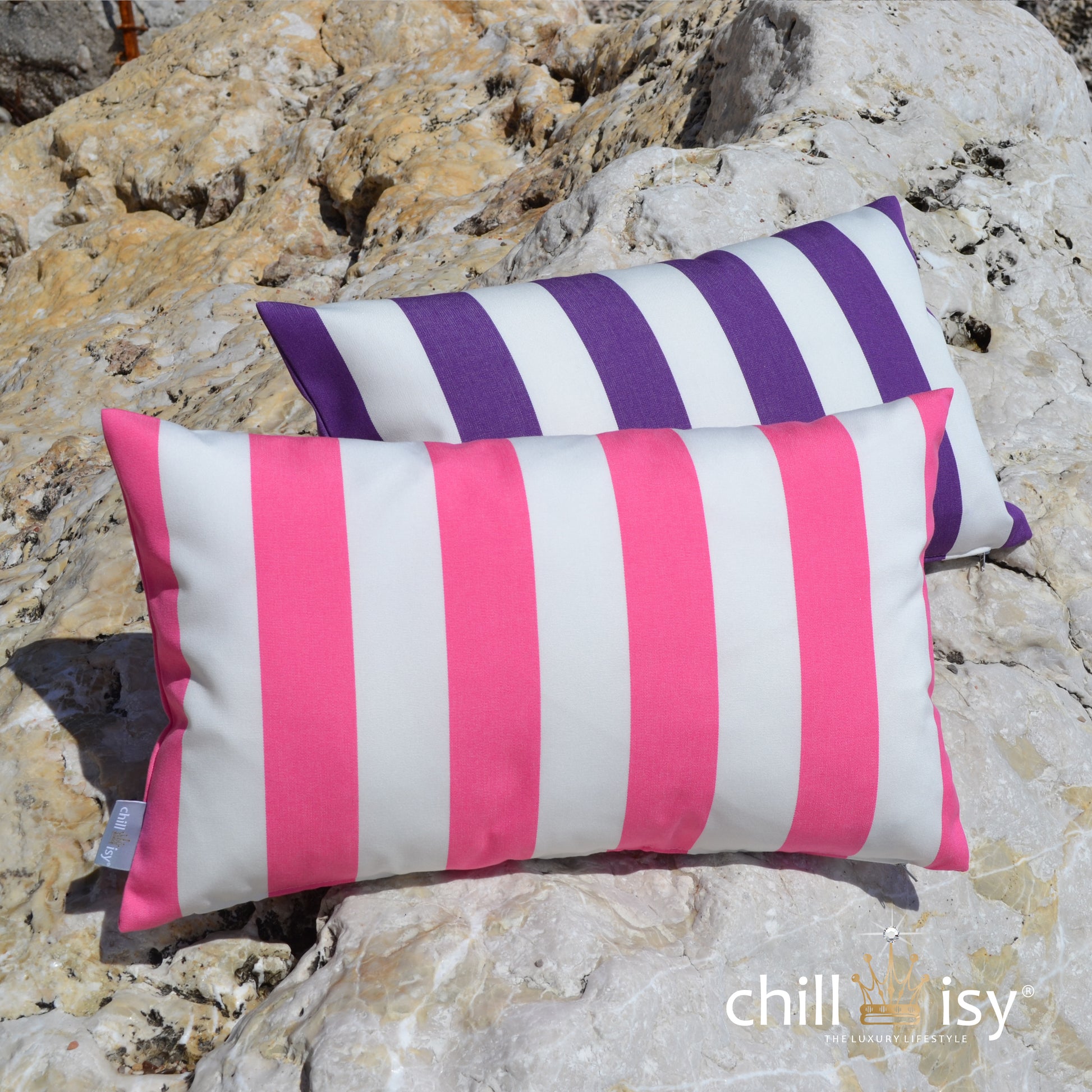 Kissen für draußen lila weiß gestreift mit Kissen in pink weiss gestreift. Abgebildet in 50x30 cm