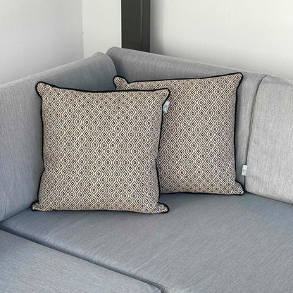 Kissen Sunbrella Komo Raffia Grau Melange  Für die Verwendung: Indoor und Outdoor  Bohemian Style Kissen für den Außen- und Innenbereich in der natürlichen Farbkombination Beige, Taupe, Weiß, Schwarz und Grau Melange.