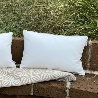 Weißes Gartenkissen mit Keder 50x30 60x40 70x50 80x60 von chillisy online kaufen.