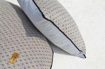 Kissen Sunbrella Komo Raffia Grau Melange  Für die Verwendung: Indoor und Outdoor  Bohemian Style Kissen für den Außen- und Innenbereich in der natürlichen Farbkombination Beige, Taupe, Weiß, Schwarz und Grau Melange.
