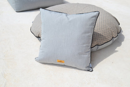 Kissen Sunbrella Komo Raffia Grau Melange  Für die Verwendung: Indoor und Outdoor  Bohemian Style Kissen für den Außen- und Innenbereich in der natürlichen Farbkombination Beige, Taupe, Weiß, Schwarz und Grau Melange.