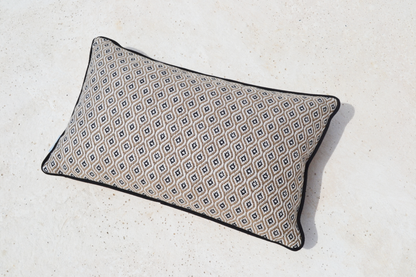 Kissen Sunbrella Komo Raffia Grau Melange  Für die Verwendung: Indoor und Outdoor  Bohemian Style Kissen für den Außen- und Innenbereich in der natürlichen Farbkombination Beige, Taupe, Weiß, Schwarz und Grau Melange.