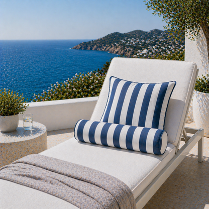Luxus Outdoor Kissen und Nackenrolle blau weiß gestreift mit blauem Keder aus Sunbrella Vision Costa Capri von chillisy gefertigt, auf Sonnenliege an Bord eines Kreuzfahrtschiffs