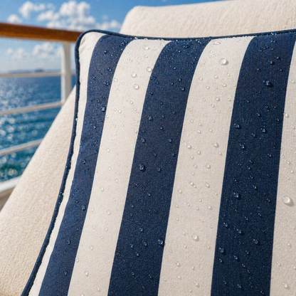 Wasserabweisedes Luxus Outdoor Kissen blau weiß gestreift mit blauem Keder aus Sunbrella Vision Costa Capri von chillisy in Deutschland gefertigt.