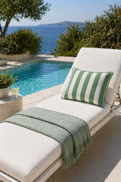 Grün gestreiftes Gartenkissen aus Subrella Vision Costa Clovely Stoff hergestellt von chillisy in Deutschland. Wetterfest. Auf Sonnenliege am Pool dargestellt.
