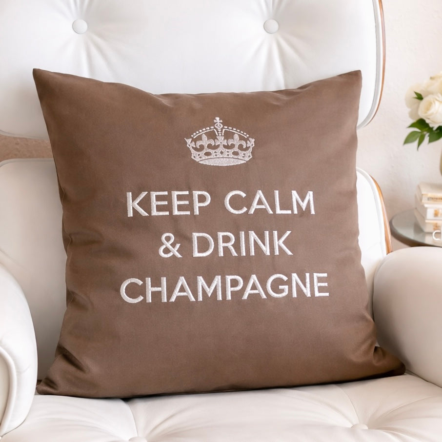 Taupefarbenes Outdoor-Kissen „Keep Calm & Drink Champagne“ auf modernem weißen Designer-Sessel