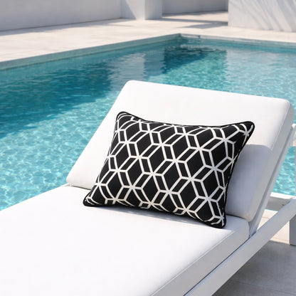 Gartenkissen in schwarz mit weißem geometrischen Muster wetterfest auf Sonnenliege am Pool von chillisy hergestellt in Deutschland.