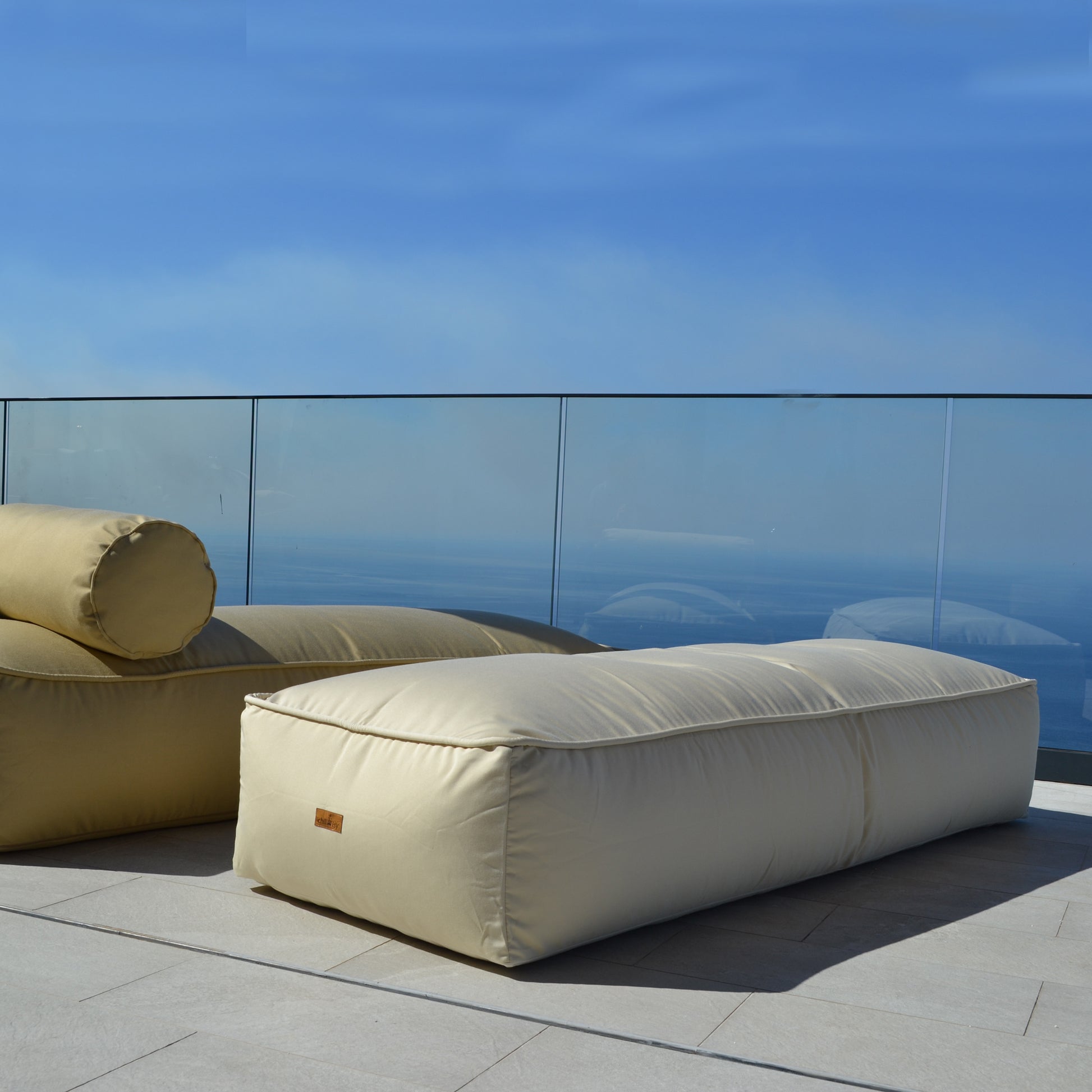 Loungebett CHILL EASY mit Float SHARKY in der Farbe Butter Karamell Gold (links) und Canvas (rechts), Marke: chillisy. Verwendung: Indoor und Outdoor