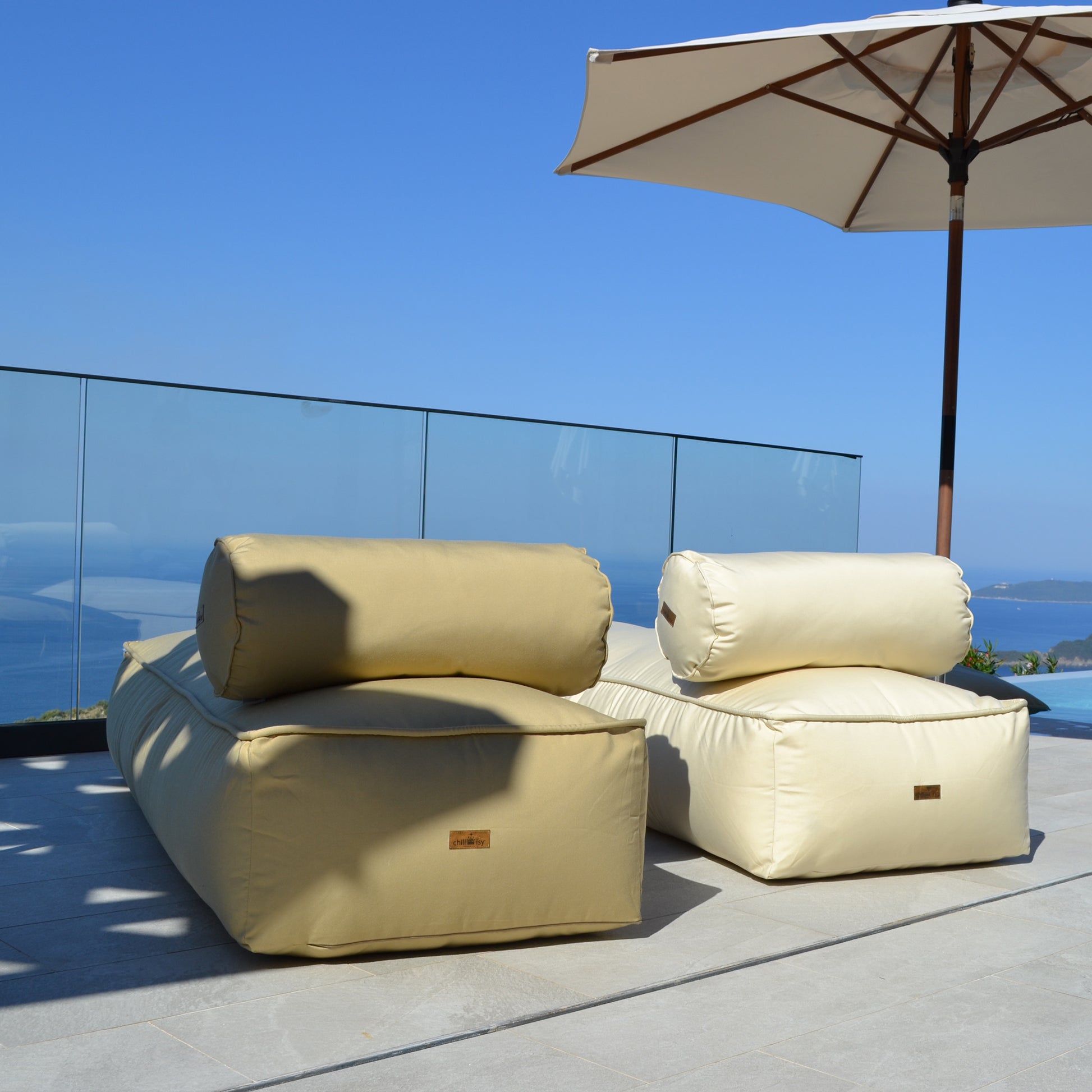 Loungebett mit Nackenrolle, Farbe: Canvas (rechts) und Butter Karamell Gold (links), 200x70x35 cm, Marke: chillisy