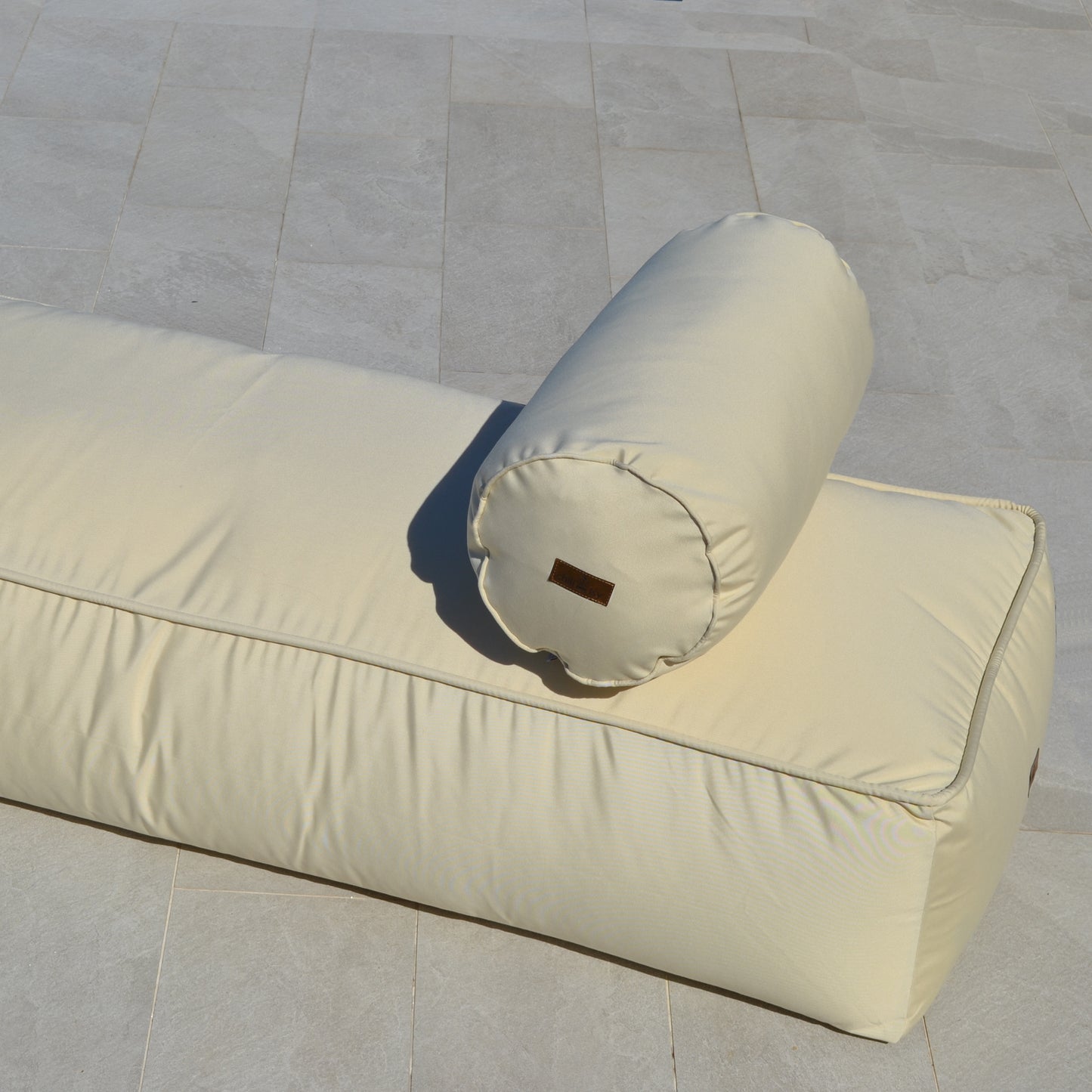 Loungebett CHILL EASY in der Farbe Canvas, Marke: chillisy. Verwendung: Land und Wasser