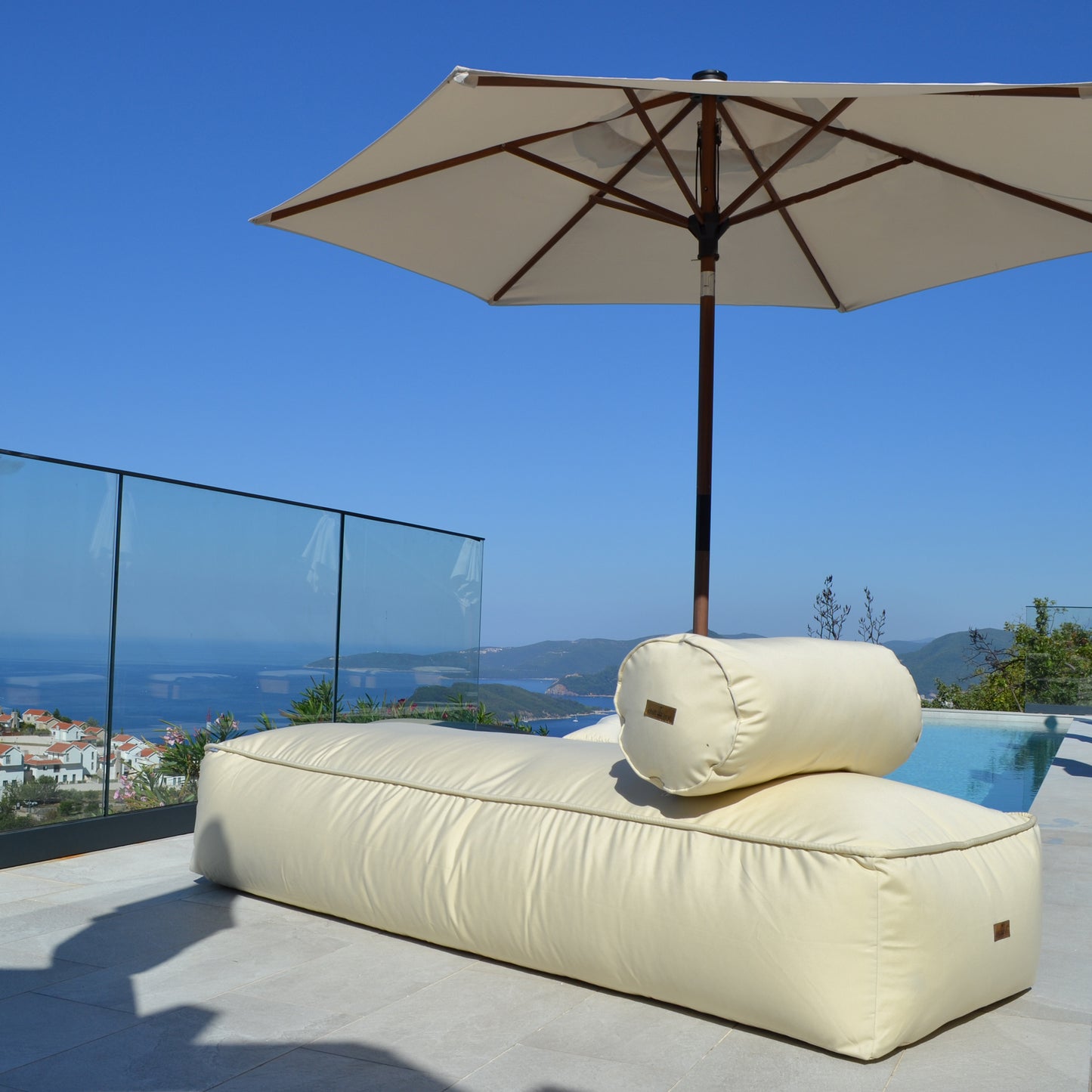 Loungebett Daybed Outdoor mit Nackenrolle in der Farbe Canvas mit 200x70x35 cm. Von chilisy hergestellt in Deutschland.