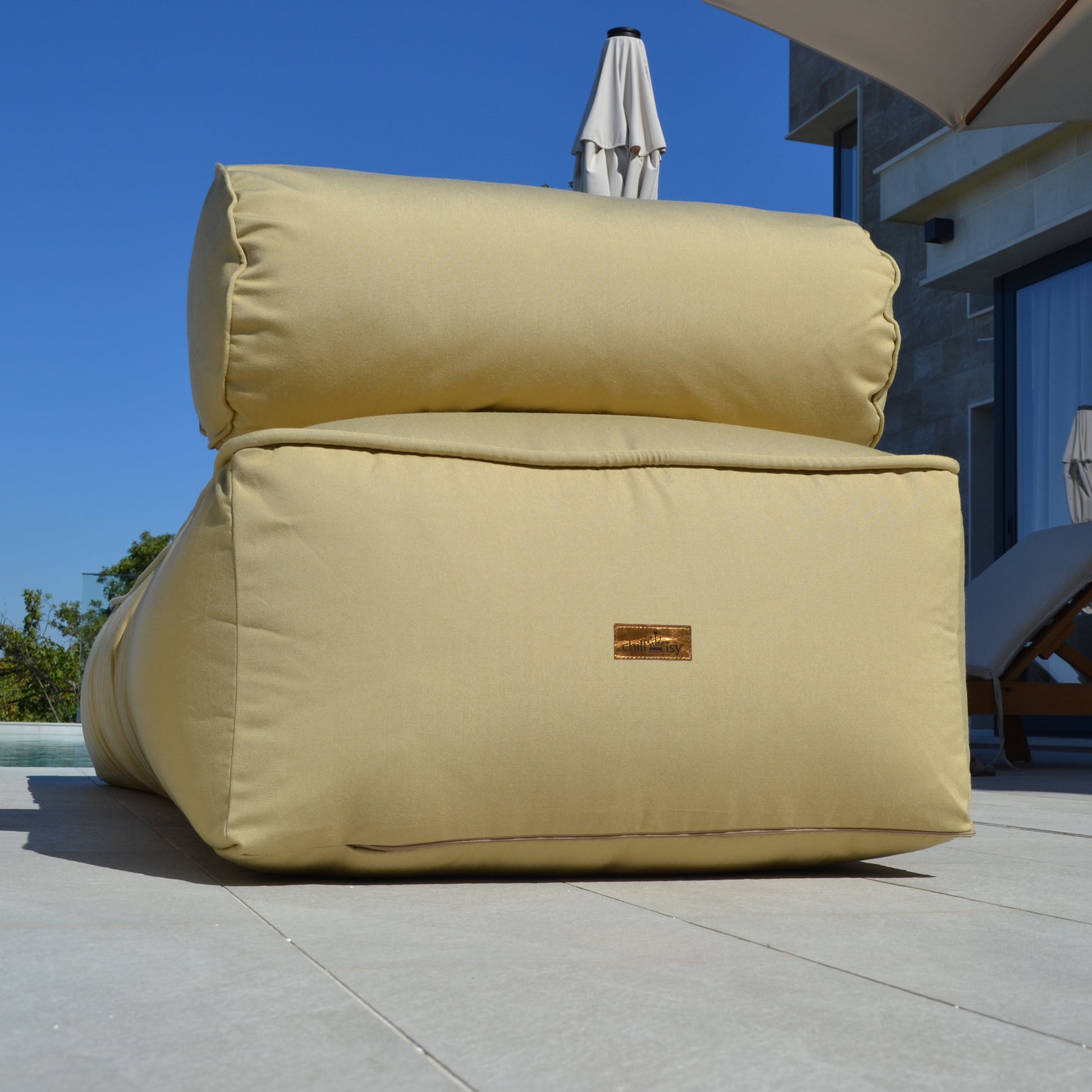 Loungebett mit Nackenrolle, Farbe: Butter Karamell Gold, 200x70x35 cm, Marke: chillisy