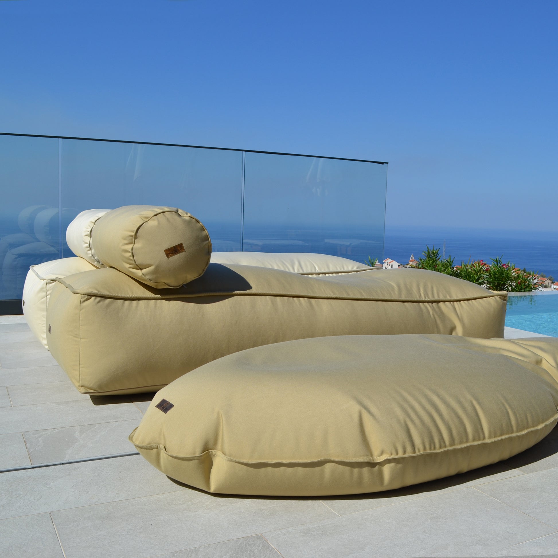 Loungebett CHILL EASY mit Float SHARKY in der Farbe Butter Karamell Gold, Marke: chillisy. Verwendung: Land und Wasser