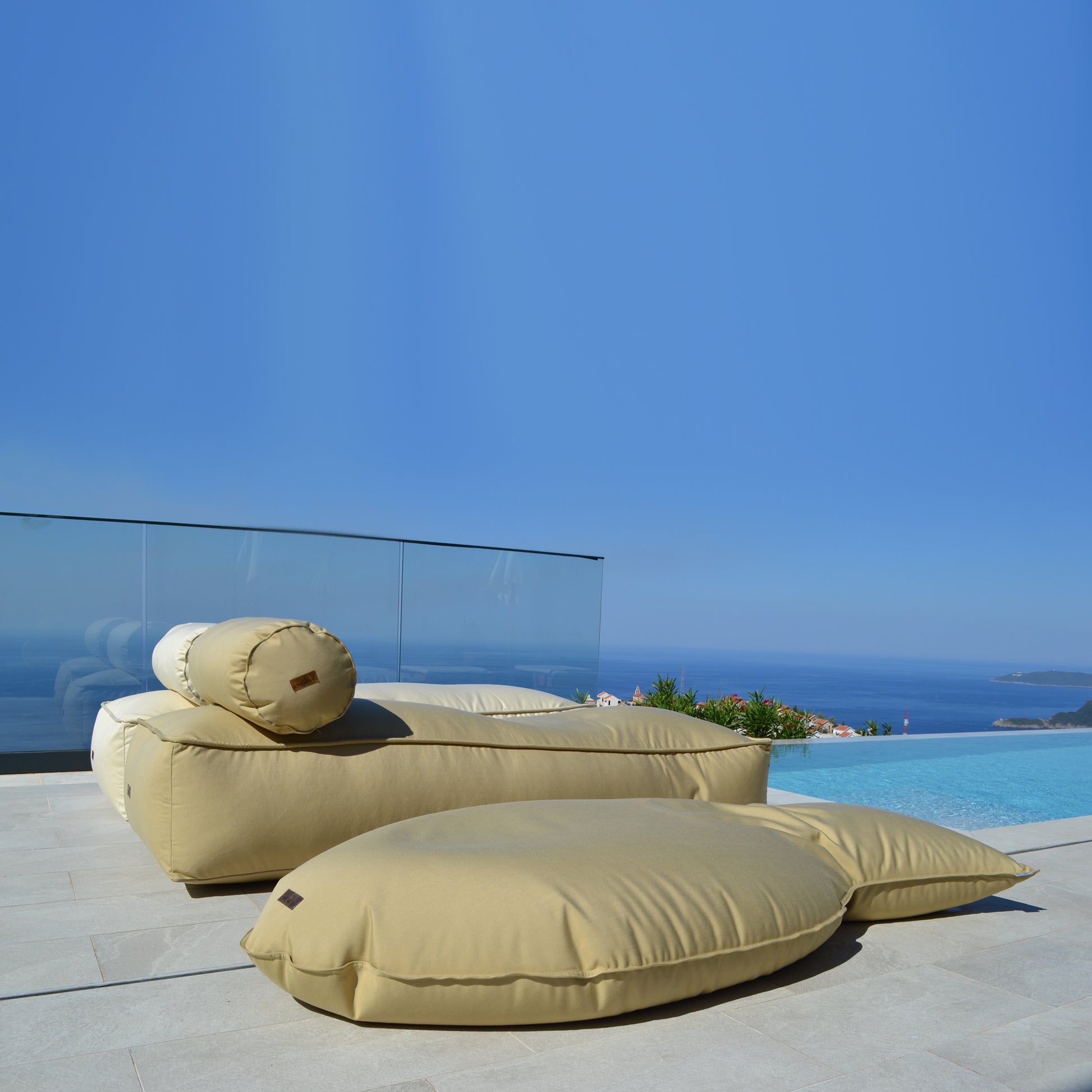 Loungebett CHILL EASY mit Float SHARKY in der Farbe Butter Karamell Gold, Marke: chillisy. Verwendung: Land und Wasser