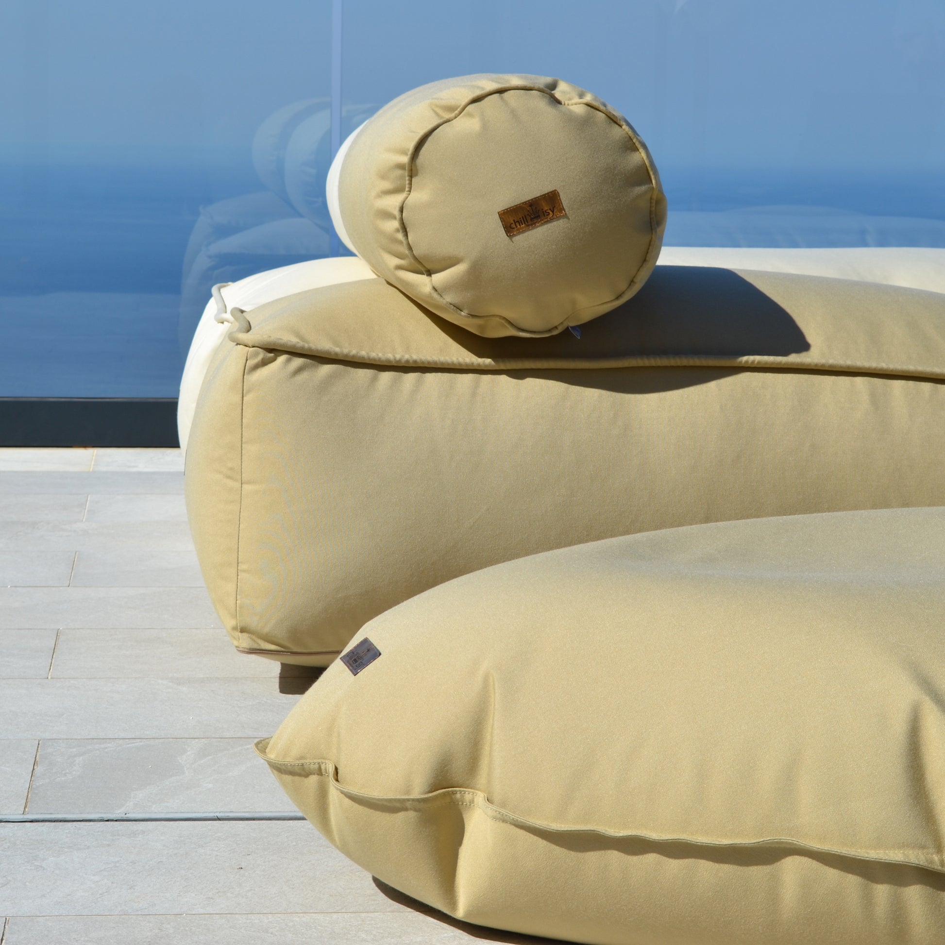 Loungebett CHILL EASY mit Float SHARKY in der Farbe Butter Karamell Gold, Marke: chillisy. Verwendung: Indoor und Outdoor