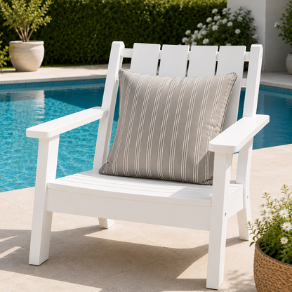 Hellgrau-weiß gestreiftes chillisy® Outdoor Kissen auf weißem Gartenstuhl am Pool – luxuriöses wetterfestes Dekokissen für Terrasse, Garten und Yacht, Made in Germany