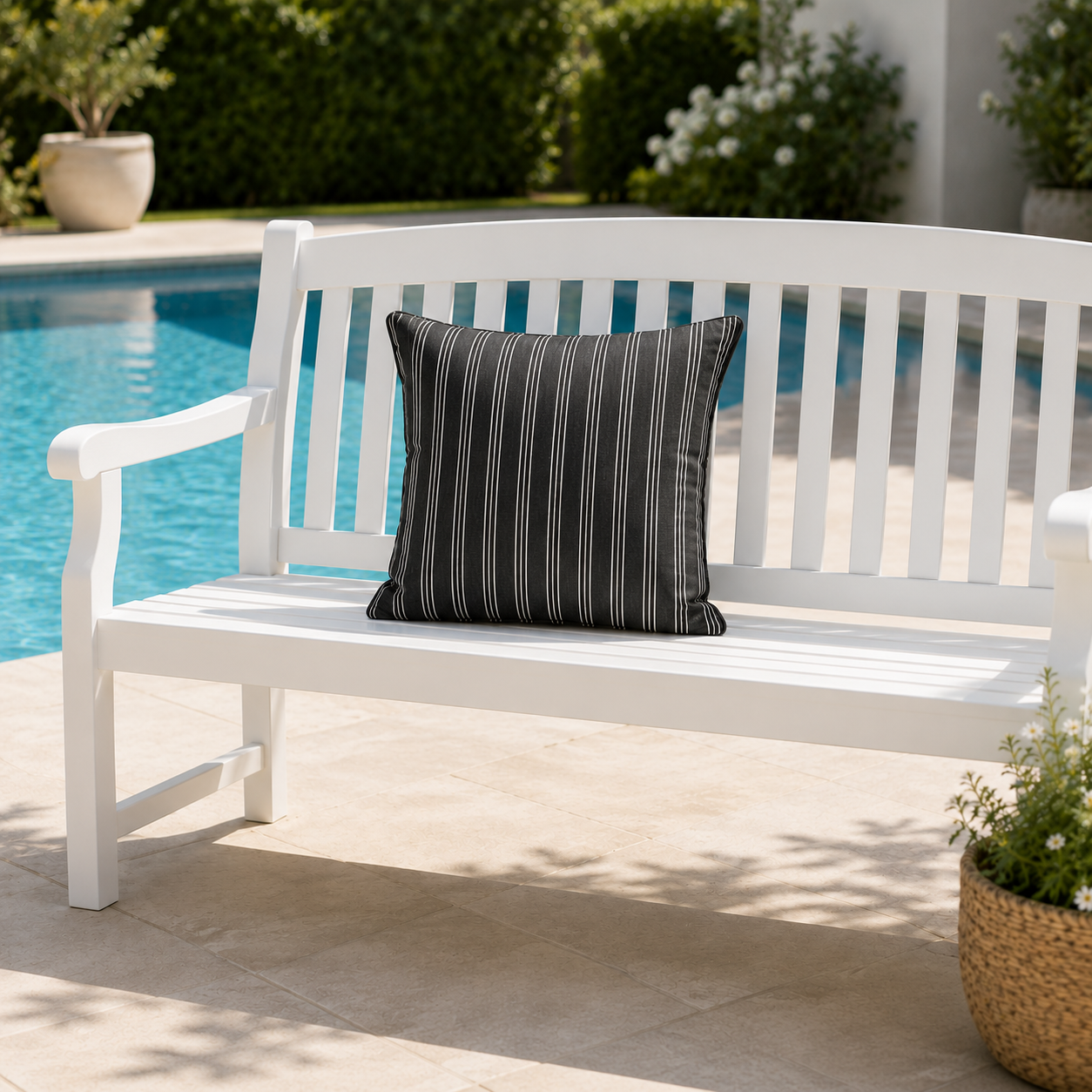 Schwarz-weiß gestreiftes chillisy® Outdoor Kissen auf weißer Gartenbank am Pool – luxuriöses wetterfestes Dekokissen für Terrasse, Garten und Yacht, Made in Germany