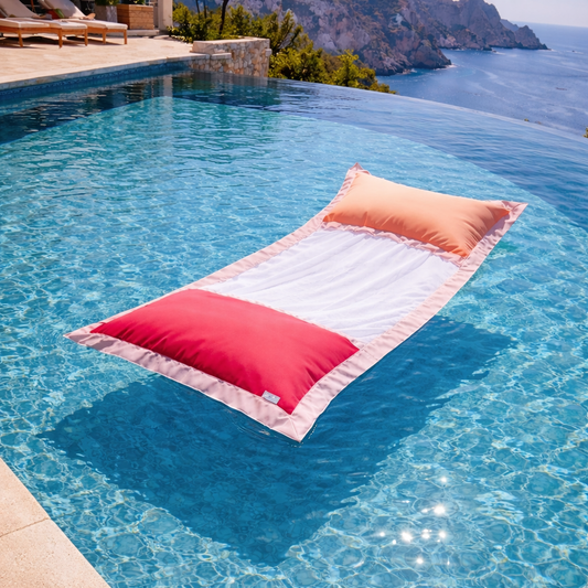 Schwimmende Wasserhängematte Menorca von chillisy im Infinity Pool einer mediterranen Villa – luxuriöse Pool Lounge mit Meerblick.