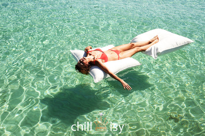 Weißes Schwimmkissen Float Formentera 100x100 und 60x60 cm von chillisy hergestellt in Deutschland