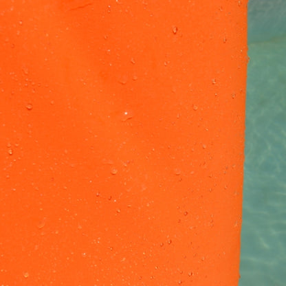 Orangenes wasserabweisendes Outdoor und Indoor Kissen. Hergestellt in Deutschland von chillisy.