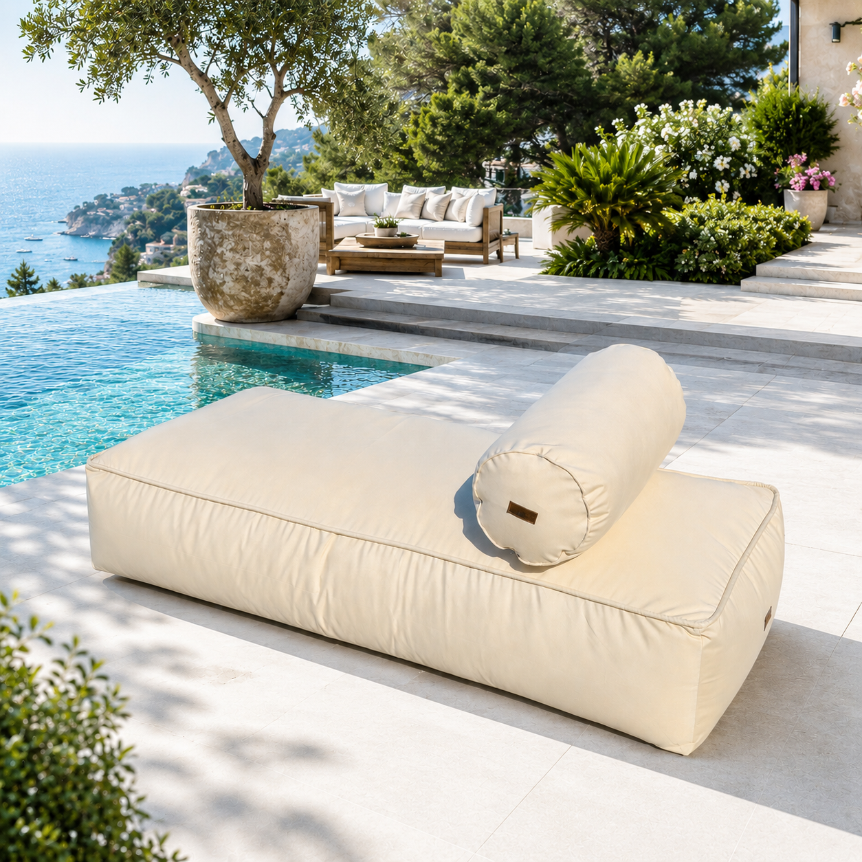Cremefarbenes chillisy® Outdoor Daybed CHILL EASY LOUNGE mit Nackenrolle am Pool