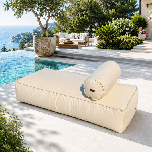 Cremefarbenes chillisy® Outdoor Daybed CHILL EASY LOUNGE mit Nackenrolle am Pool