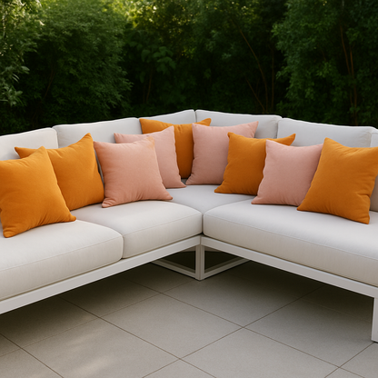Outdoor-Kissen in rosa und orange von chillisy auf weißer Gartenlounge