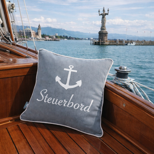Outdoor Kissen Steuerbord auf Segelboot vor der Konstanzer Hafeneinfahrt am Bodensee mit Statue Imperia