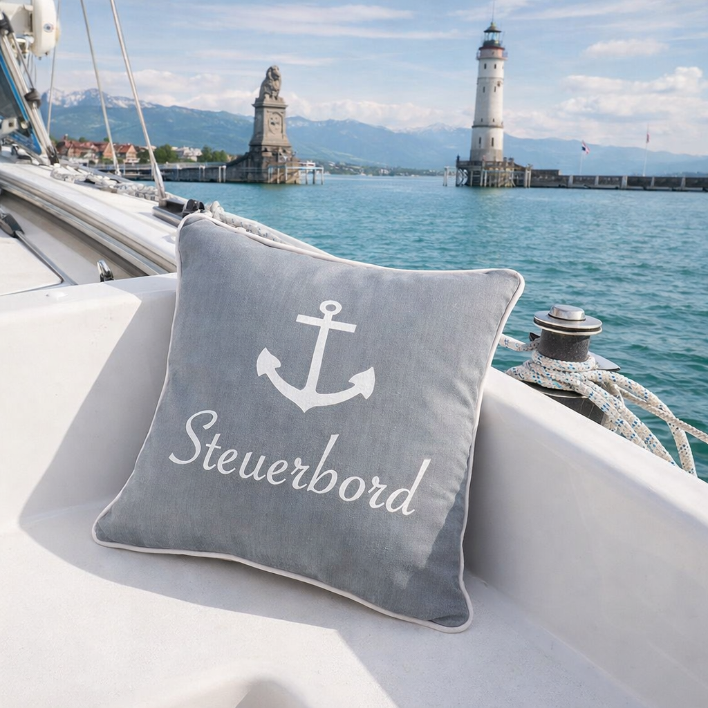 Outdoor Kissen Steuerbord auf Segelboot vor der Lindauer Hafeneinfahrt am Bodensee mit Leuchtturm und bayerischem Löwen
