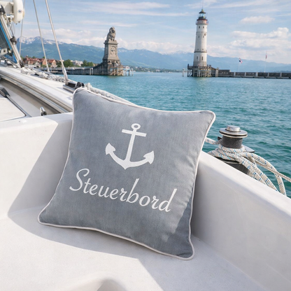 Outdoor Kissen Steuerbord auf Segelboot vor der Lindauer Hafeneinfahrt am Bodensee mit Leuchtturm und bayerischem Löwen