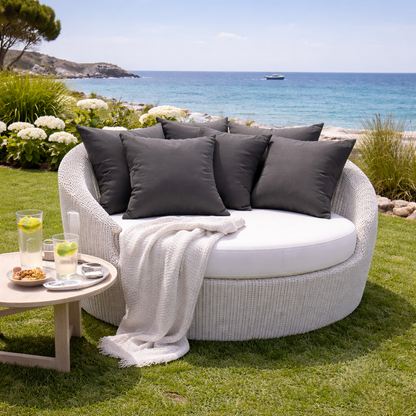 Outdoor-Kissen wetterfest in anthrazit dunkelgrau auf Gartenstuhl am Meer von chillisy hergestellt in Deutschland.