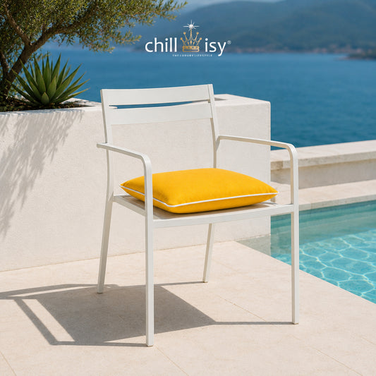 Sitzkissen Summertime in Gelb auf modernem weißen Gartenstuhl am Pool – hochwertiges Outdoor Sitzkissen von chillisy® Made in Germany für Terrasse, Balkon & Garten