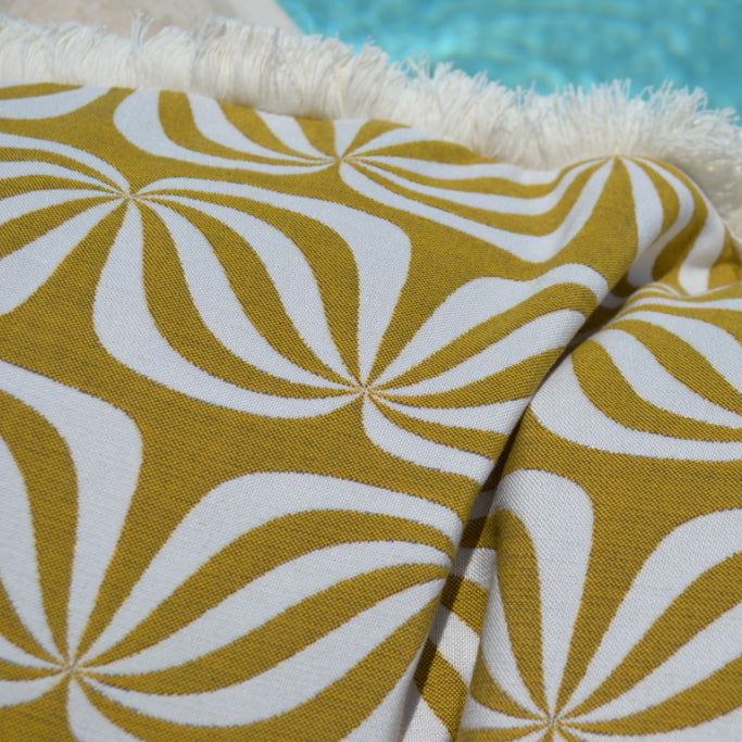 Detail  chillisy Piccolino Schwimmkissen Goldfalter Riviera Gold Designkissen mit Fransen am Pool
