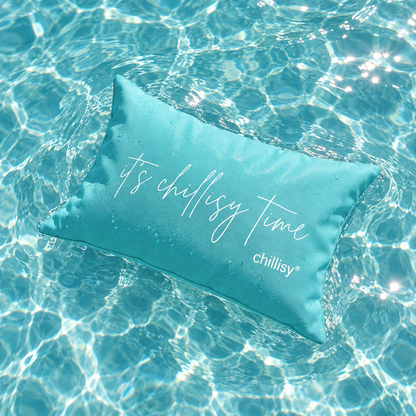 Mint farbenes chillisy® Piccolino Schwimmkissen „It’s chillisy time“ im türkisfarbenen Wasser