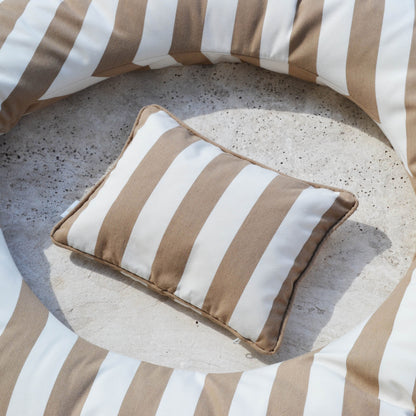 chillisy PICCOLINO Schwimmkissen und Reisekissen 30x40 cm in Beige-Creme gestreiften Design im Schwimmring Swimmy auf dem Boden liegend – ultraleichtes Outdoor Kissen für Pool, Strand und Reise, hergestellt in Deutschland.