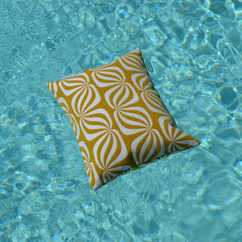 chillisy PICCOLINO Schwimmkissen und Reisekissen 30x40 cm im Goldfalter Design im Pool – ultraleichtes Outdoor Kissen für Pool, Strand und Reise, hergestellt in Deutschland.