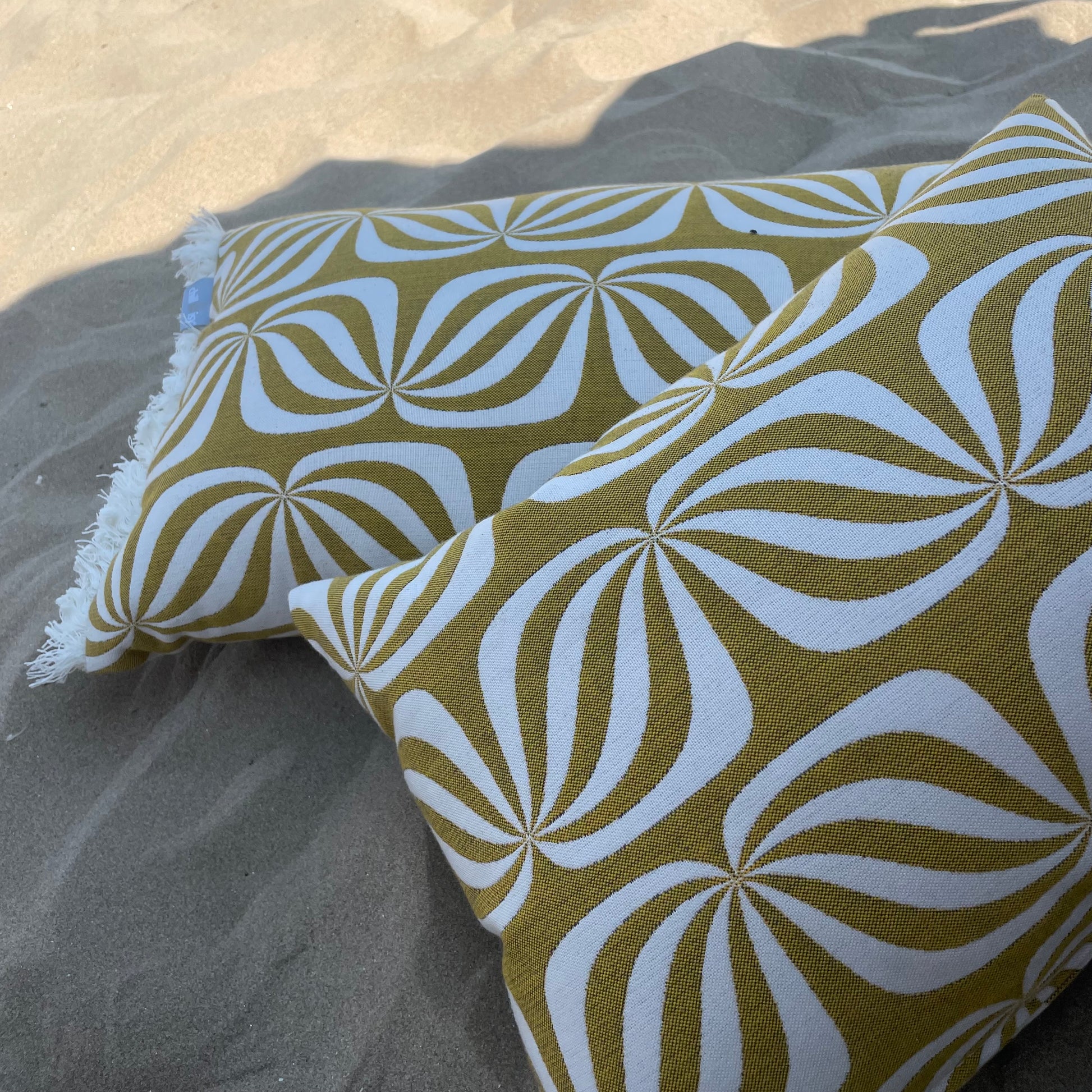 chillisy PICCOLINO Schwimmkissen und Reisekissen 30x40 cm im Goldfalter Design im Schatten am Sandstrand liegend – ultraleichtes Outdoor Kissen für Pool, Strand und Reise, hergestellt in Deutschland.