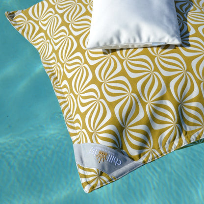 Pool Sitzsack, Design: Goldfalter, Marke: chillisy, Farbe: Gelb, Weiß.