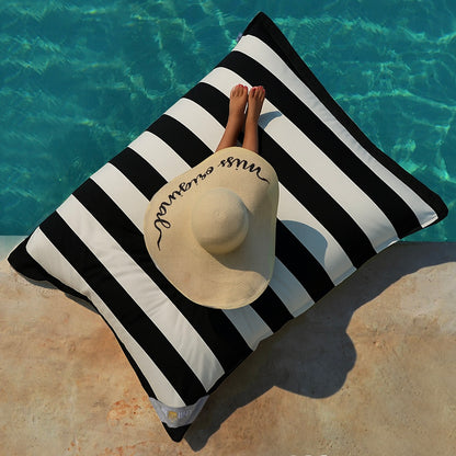 Pool Sitzsack Junior 130x100 cm Schwarz Weiss Blockstreifen von chillisy hergestellt in Deutschland auf dem Pool, Wasser und an Land verwendbar. 
