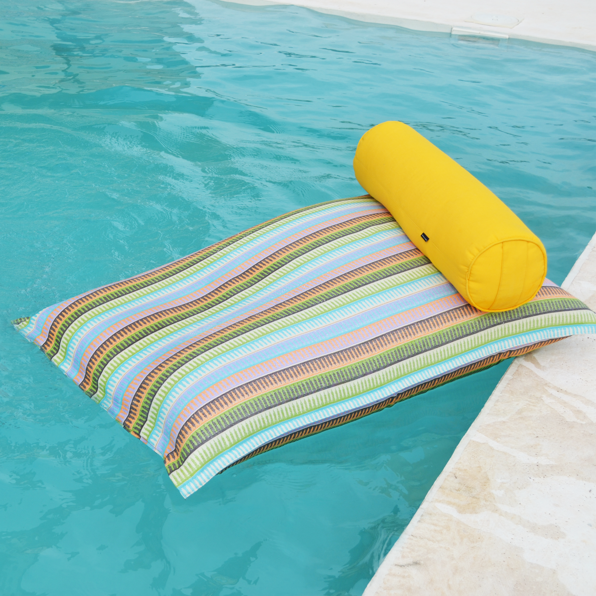 Pool Sitzsack Ibiza Junior, für Kinder, , Luftmatratze Luxus, Verwendung: im Wasser und an Land. 5 Jahre Garantie. Farbe: bunt, mehrfarbig, Blau, Orange, Grün, Schwarz. Marke: chillisy. Online kaufen.